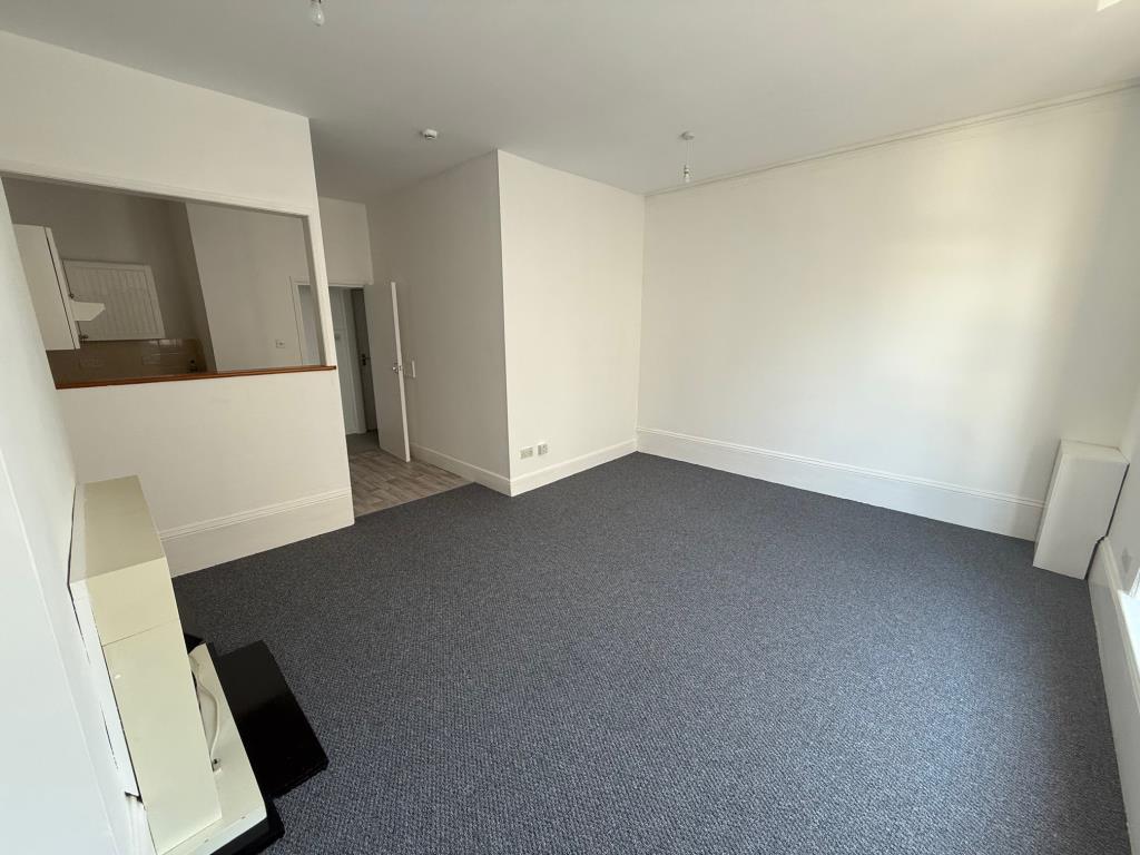 Lot: 55 - FIRST FLOOR FLAT - Living room with kitchen